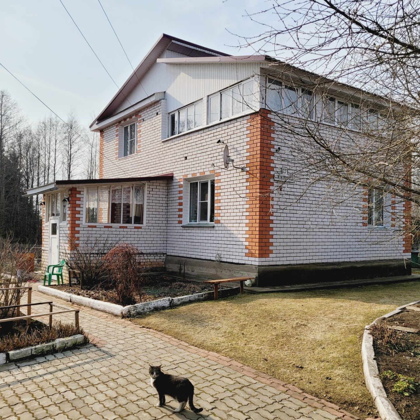 Продается уютный  коттедж, 2 этажа, общей площадью 125 кв.м с теплой мансардой, расположенный  в черте города Западная Двина на тихой улице, рядом  с сосновым лесом и рекой Западная Двина.
Материал стен: бревно, обложенное кирпичом
Крыша: металлочерепица
Окна: стеклопакеты
Водоснабжение: скважина. С