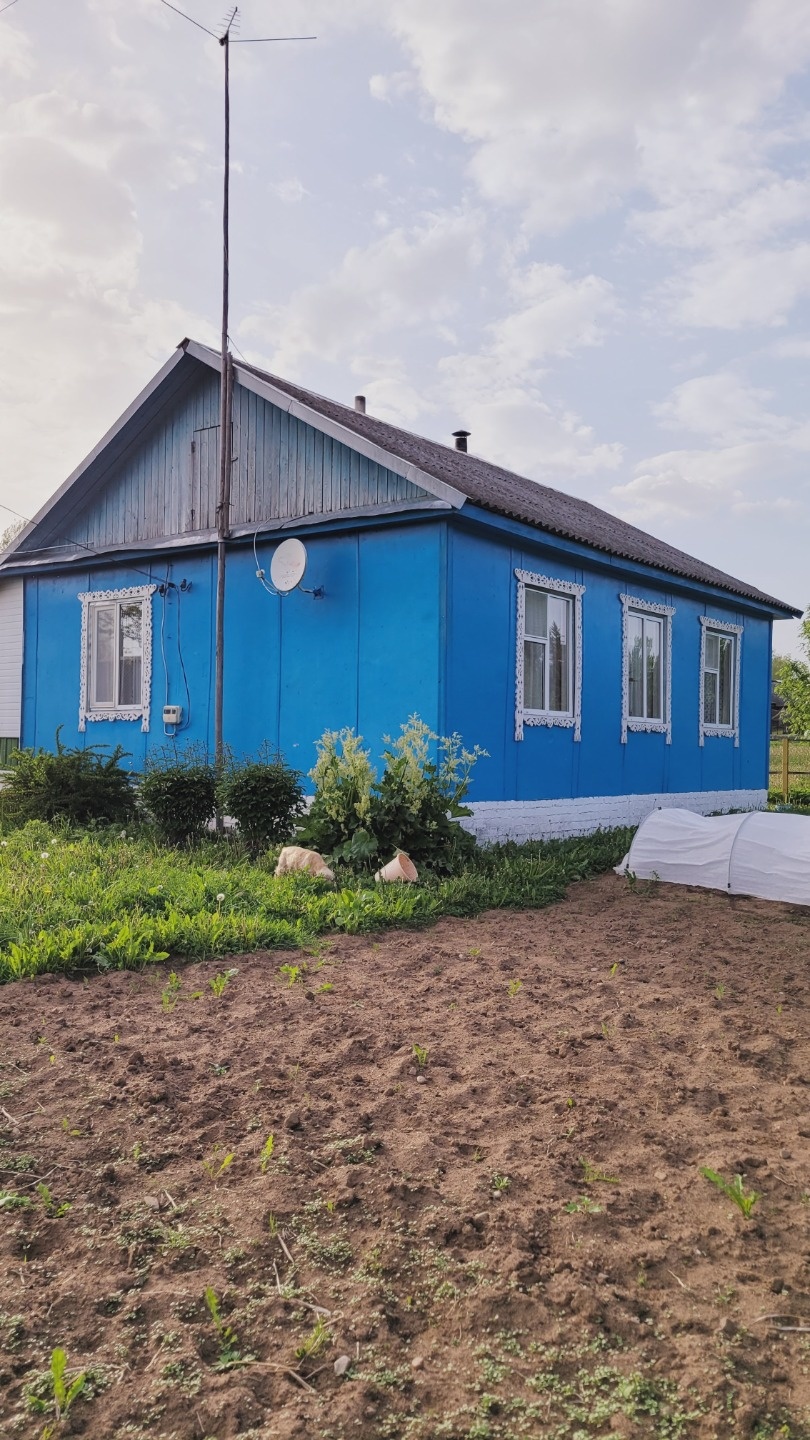 Отличное предложение для тех, кто устал от городской суеты !
Продается очень хороший деревянный теплый дом в живописной жилой деревне Любино Андреапольского района, расположенной на берегу озера Любино. Общая площадь дома 60 кв.м., три комнаты, кухня, туалет, кладовая и веранда. Две печки (рабочие).