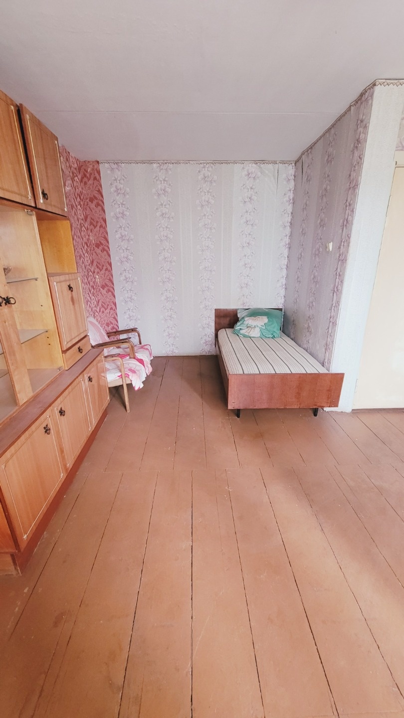 Продается однокомная квартира общей площадью 32,5 кв.м. на втором этаже 3-х этажного дома в центре города Западная Двина. Коммуникации (отопление, водоснабжение, канализация, электричество) центральные. Балкон. Чистый подъезд, тихий двор, хорошие соседи. Центр города, вся городская инфраструктура в 