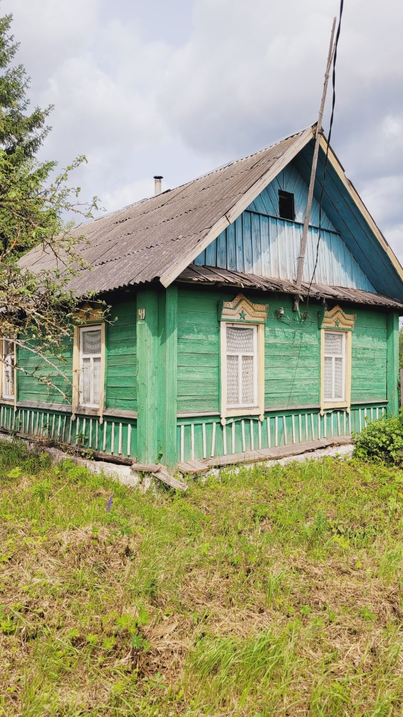 Продается бревенчатый дом общей площадью 30,3 кв.м.на земельном участке 16 соток для ведения личного подсобного хозяйства. В доме одна жилая комната, кухня, столовая, печь. Две кладовые. Участок ровный, правильной формы, сухой (земля хорошая, удобренная). На участке есть колодец (действующий), плодо