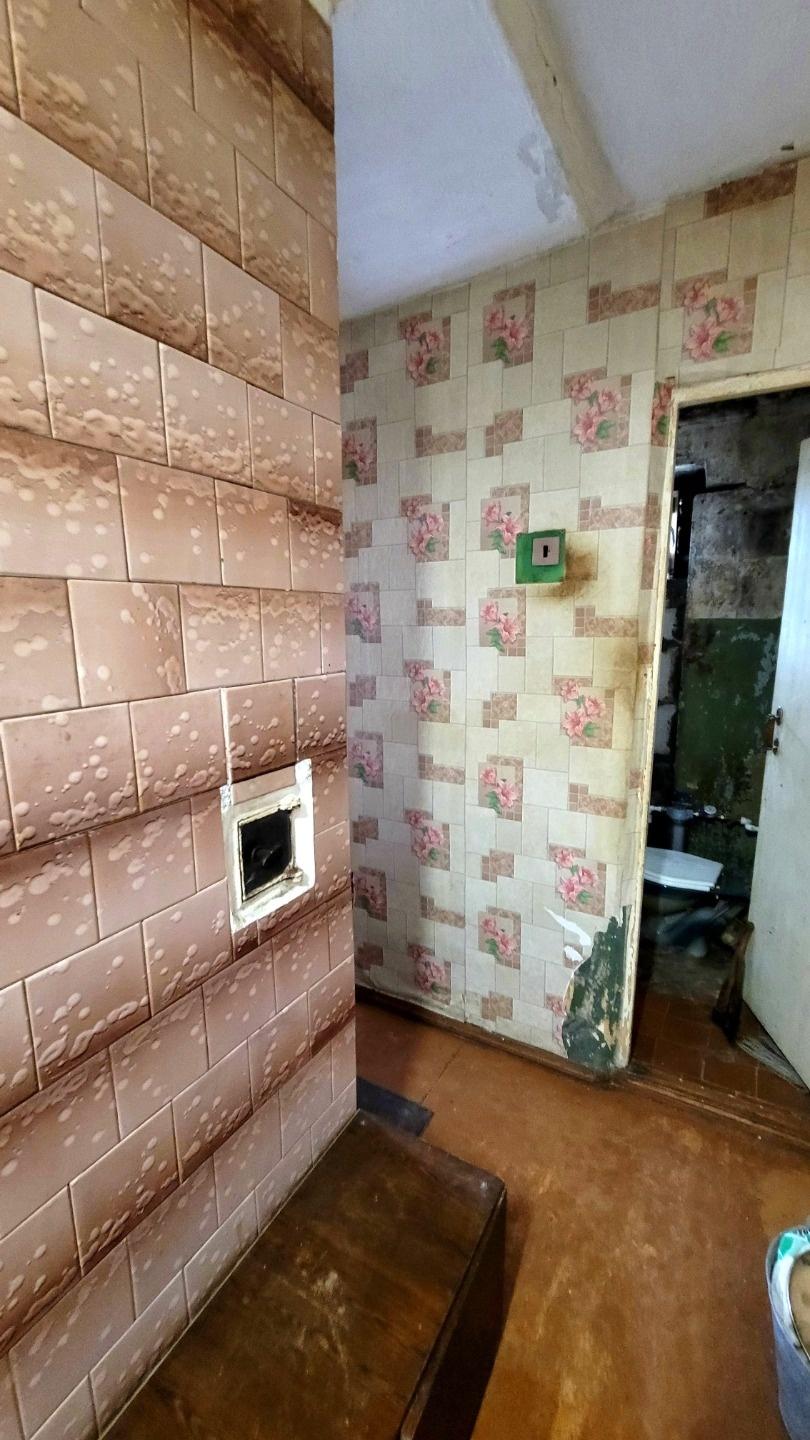 Продается благоустроенная однокомнатная квартира, на первом этаже двухэтажного дома общей площадью 32 кв.м.
Коммуникации центральные (отопление, водоснабжение, канализация, электричество). Газ баллонный. В квартире требуется ремонт.
