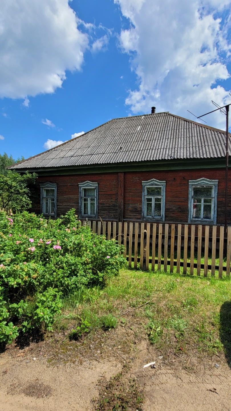 Продается просторный крепкий бревенчатый дом, расположенный в живописной деревне Белица на берегу реки Торопа. Фундамент ленточно-бутовый, высокий потолок, три комнаты, большая веранда, две печки ( русская и шведка, обе рабочие), водоснабжение (собственный колодец с чистой питьевой водой), баня, над