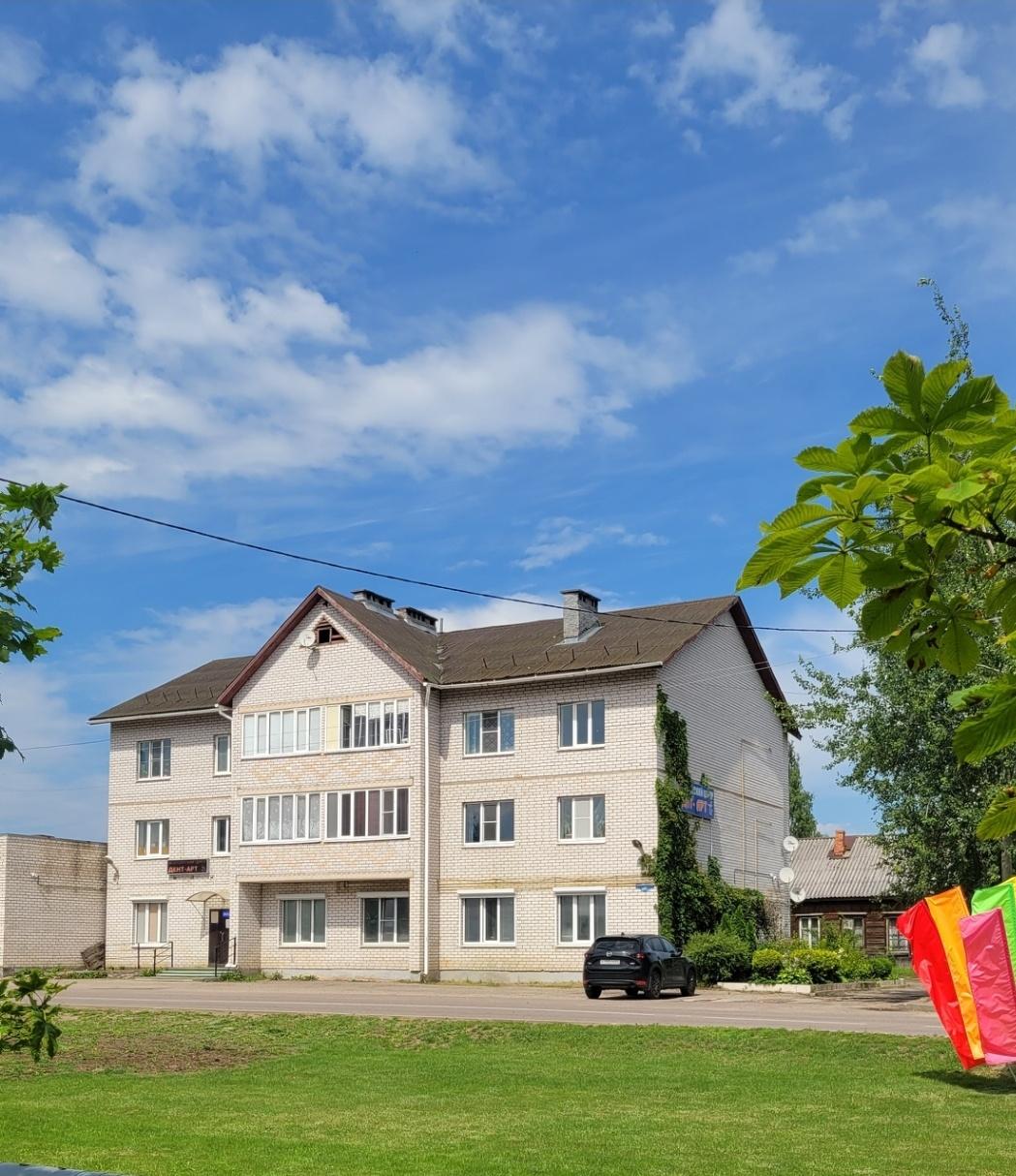 Продается отличная благоустроенная 2-х комнатная квартира улучшенной планировки в  кирпичном доме 2008 года постройки, расположенного в центре города Западная Двина. Две изолированные комнаты, просторный коридор, санузел раздельный, гардеробная, кухня с выходом на лоджию (застеклена). Окна пластиков