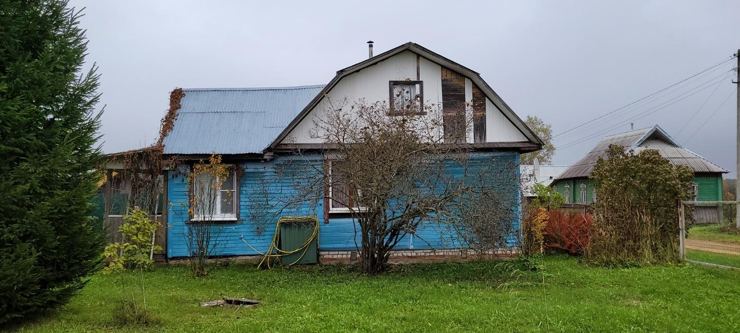 Продается добротный рубленый дом (1991 года постройки), обшитый сайдингом на ленточном фундаменте общей площадью 51,2 кв.м. в живописной деревне, расположенной на берегу озера Никополь. Три комнаты, кухня, санузел в доме. Водоснабжение колодец (собственный, на участке), вода питьевая, заведена в дом