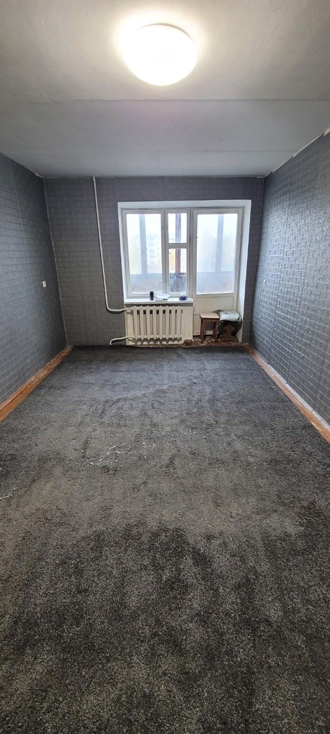 Продается 1-комнатная благоустроенная квартира на втором этаже четырех этажного кирпичного дома (1994 года постройки) в центре города Западная Двина. 
Одна изолированная комната (20 кв.м), кухня, балкон, санузел совмещенный. Центральный газ. Новая металлическая дверь. Тихий подъезд. Хорошие интеллиг