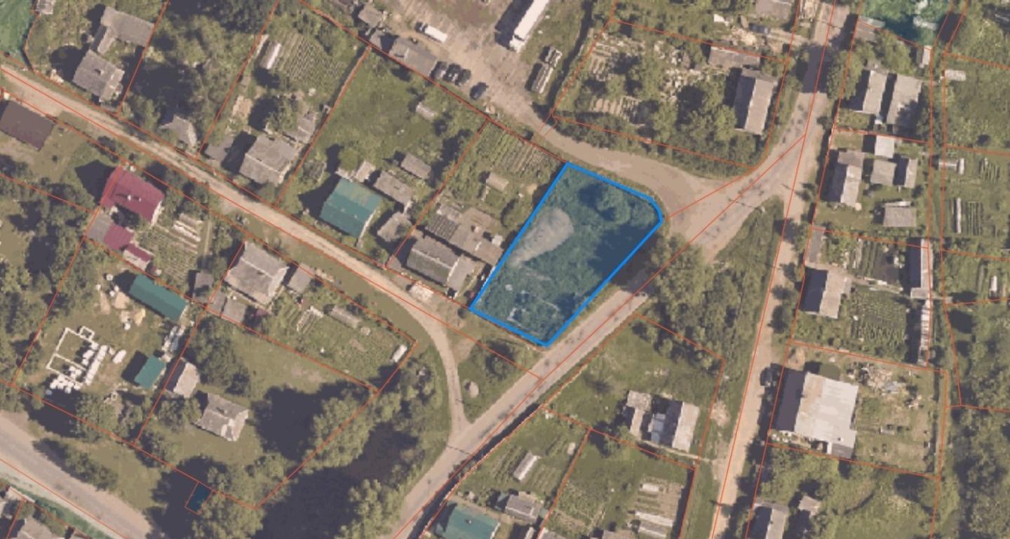 Продается земельный участок общей площадью 861 кв.м., расположенный недалеко от центра города Западная Двина. Участок ровный, огражден по периметру металлическим забором. Электричество подведено. На участке построен  ленточный фундамент (7х8). Имеется проект дома. Удобный круглогодичный проезд по ас