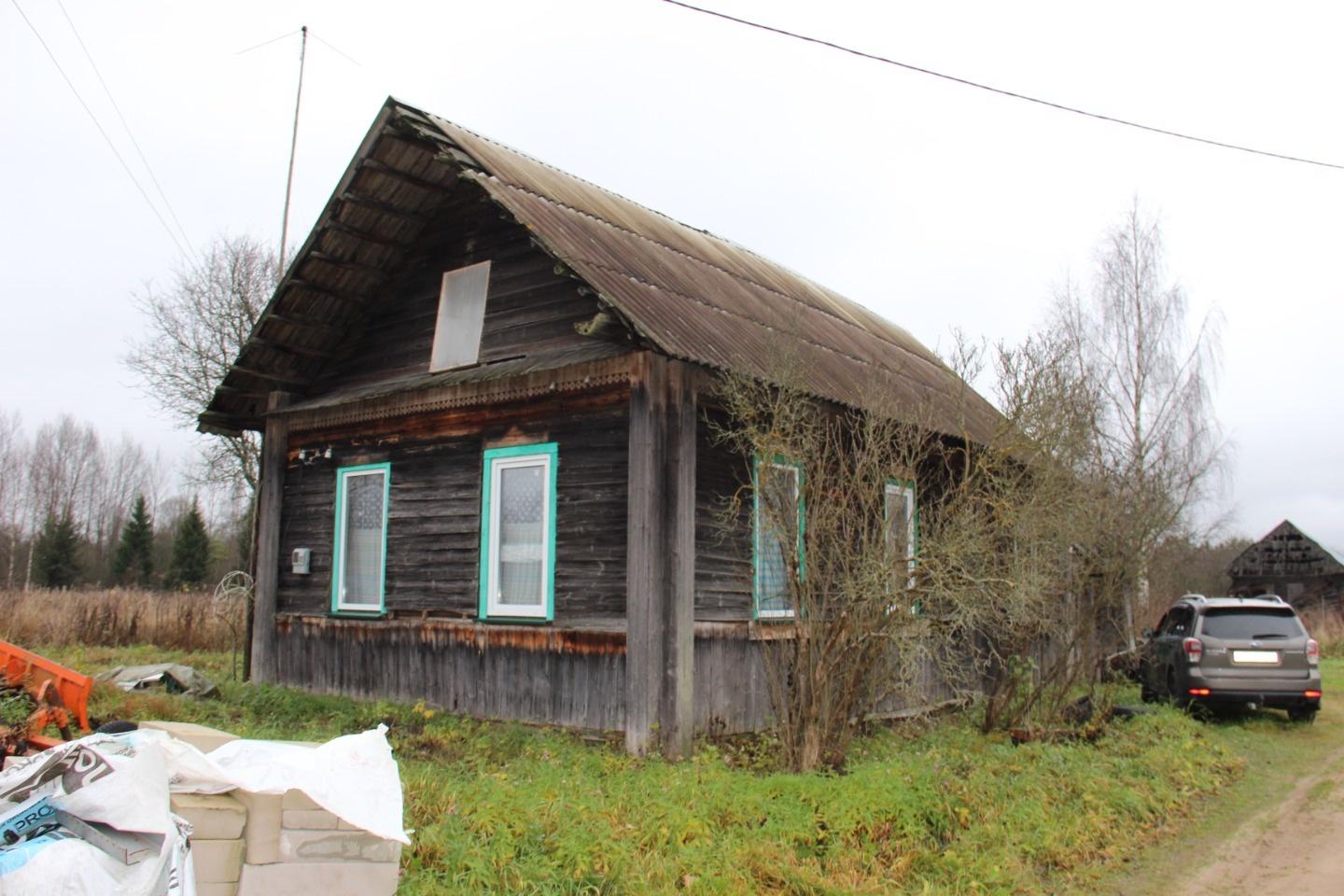 Продается крепкий бревенчатый дом общей площадью 72,7 кв.м. в тихой деревне Вировское в окружении больших лесов. Одна большая комната с высокими потолками (36,4 кв.м.), окна пластиковые стеклопакеты, новая печь, веранда (21,6 кв.м.), сени (13,7 кв.м.). Туалет в доме. Дом теплый, подходит для круглог