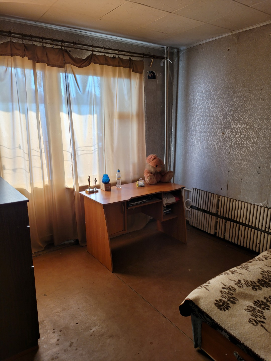 Продается двухкомнатная квартира на первом этаже трехэтажного дома в центре города Западная Двина. Коммуникации центральные. Две раздельные комнаты, санузел совмещен, кухня. Две лоджии. Окна на солнечную сторону. Высокий первый этаж. Тихий двор. В квартире требуется ремонт. Документы готовы.