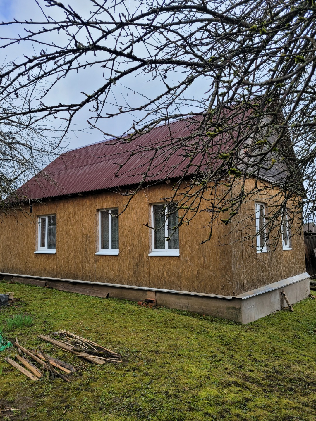 Продается крепкий бревенчатый дом на фундаменте общей площадью 67 кв.м в тихой живописной деревне Баёво недалеко от города Западная Двина. Дом состоит из двух комнат и веранды. Отопление печное, окна пластиковые стеклопакеты. Водоснабжение центральное (колонка рядом с домом) есть возможность провест