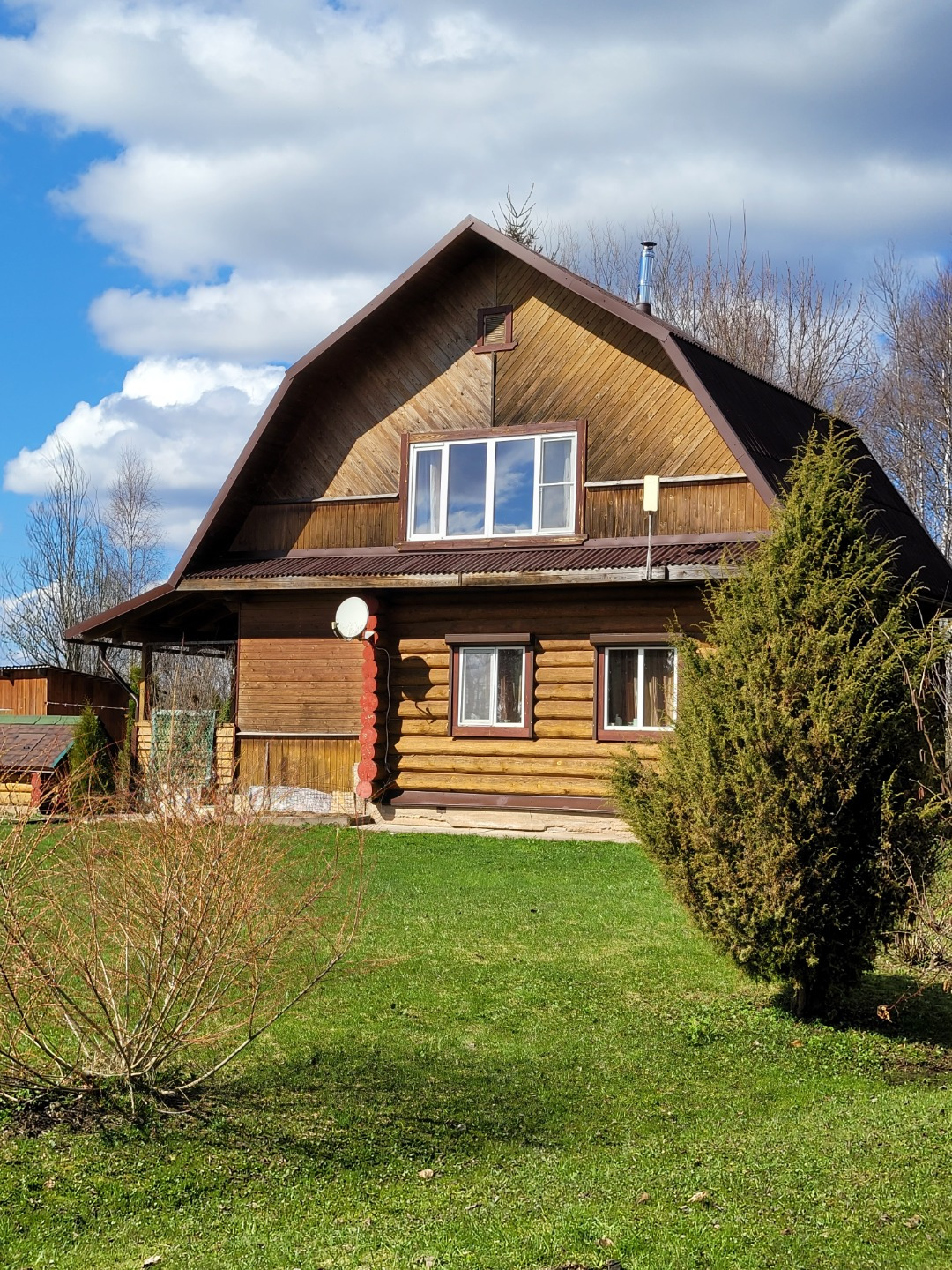 Вдали от городской суеты в живописной деревне рядом с озером Вережунь, продается уютный бревенчатый  двухэтажный дом (2017 года постройки). Три комнаты, обустроенная кухня, санузел с душевой кабиной, горячая(бойлер) и холодная вода (собственный колодец),  печь (греет и долго держит тепло в суровые з