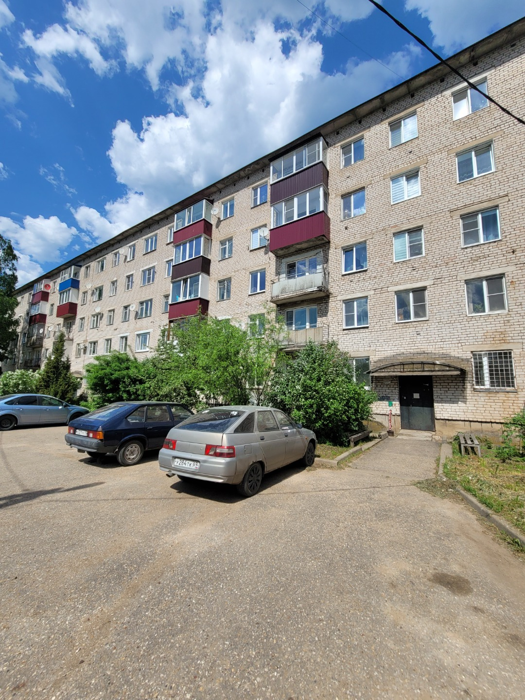 Продается трех комнатная благоустроенная квартира общей площадью 59,1 кв.м. на первом этаже пятиэтажного кирпичного дома. Три раздельные комнаты, кухня, кладовая, санузел раздельный. Один взрослый собственник. Центр города. Вся городская инфраструктура в пешей доступности. Документы готовы.