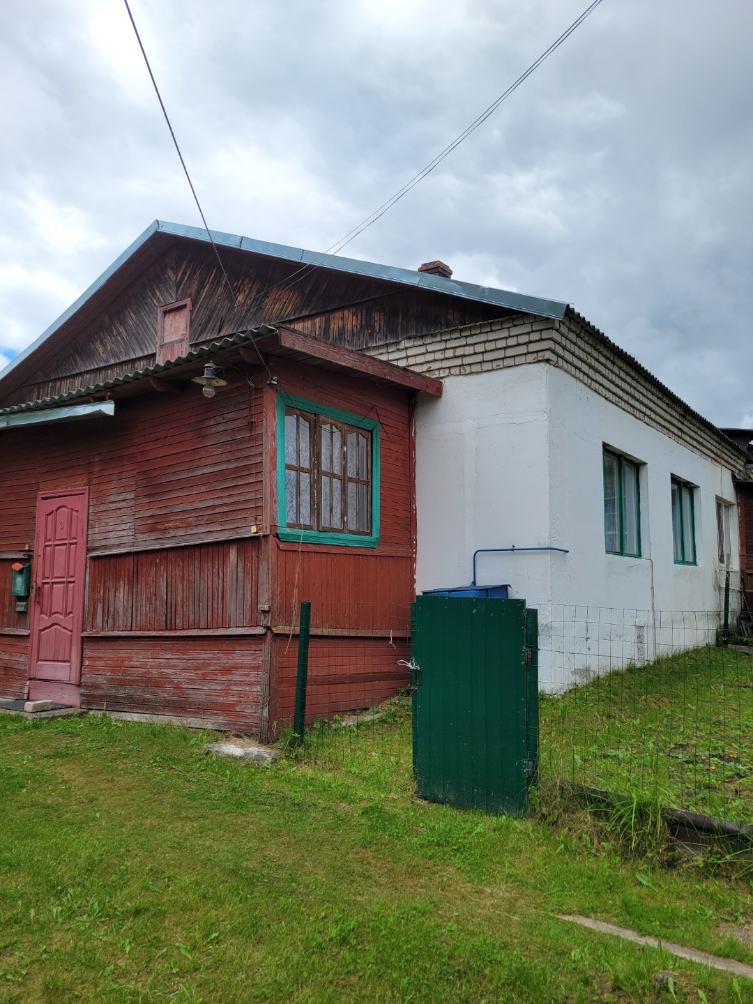 Продается однокомнатная квартира в очень хорошем состоянии общей площадью 38,2 кв.м. в монолитном доме, расположенного в центре города Западная Двина. Отопление печное, газ баллонный, водоснабжение- колодец. В квартире сделан косметический ремонт, окна деревянные стеклопакеты, имеется летняя кухня. 