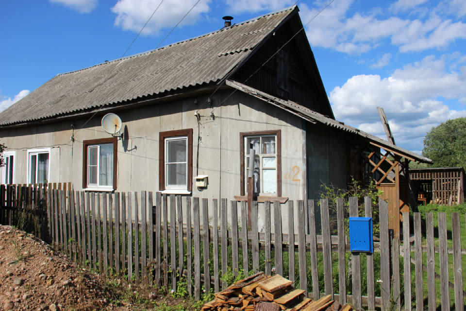 Продается уютная половинка деревянного дома (2-х комнатная квартира)в черте города Западная Двина. Отопление печное, газ баллонный, электричество, вода из колодца (рядом с домом). Дом в хорошем состоянии, меблирован и готов для круглогодичного проживания. Санузел в доме. Участок ровный, сухой,. На у